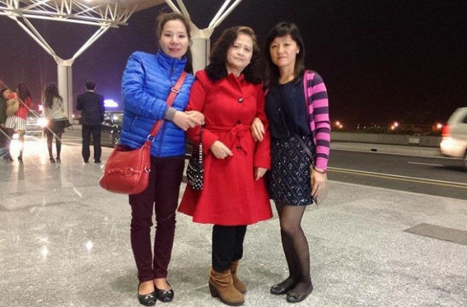 Chị Thu Trang (áo xanh) chụp ảnh cùng bà Hạnh và chị Vân. Ảnh: NVCC