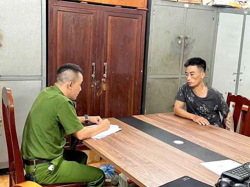 Công an tỉnh Phú Thọ lấy lời khai đối tượng Mai Đức Giang. Ảnh:CAND