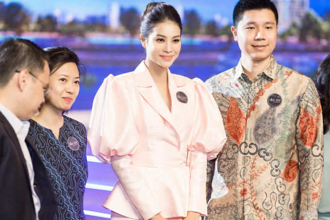 Phạm Hương khoe chân dài miên man tại sự kiện