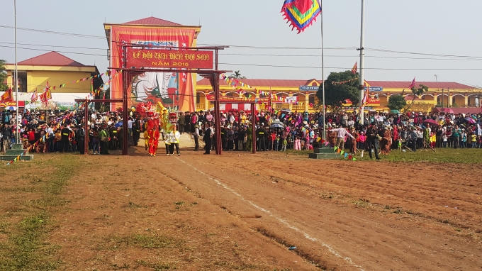 Hàng ngàn người dân đã đến từ sớm để đợi xem Vua “đi cày”.