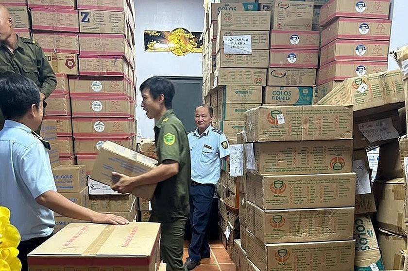 Lực lượng chức năng kiểm tra lô sữa không rõ nguồn gốc tại Long An.