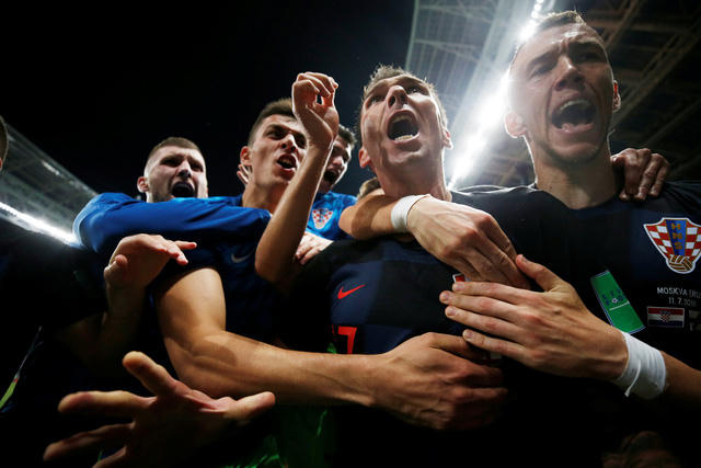 Cả đội vỡ òa hạnh phúc sau khi Mandzukic ghi bàn ấn định chiến thắng 2-1