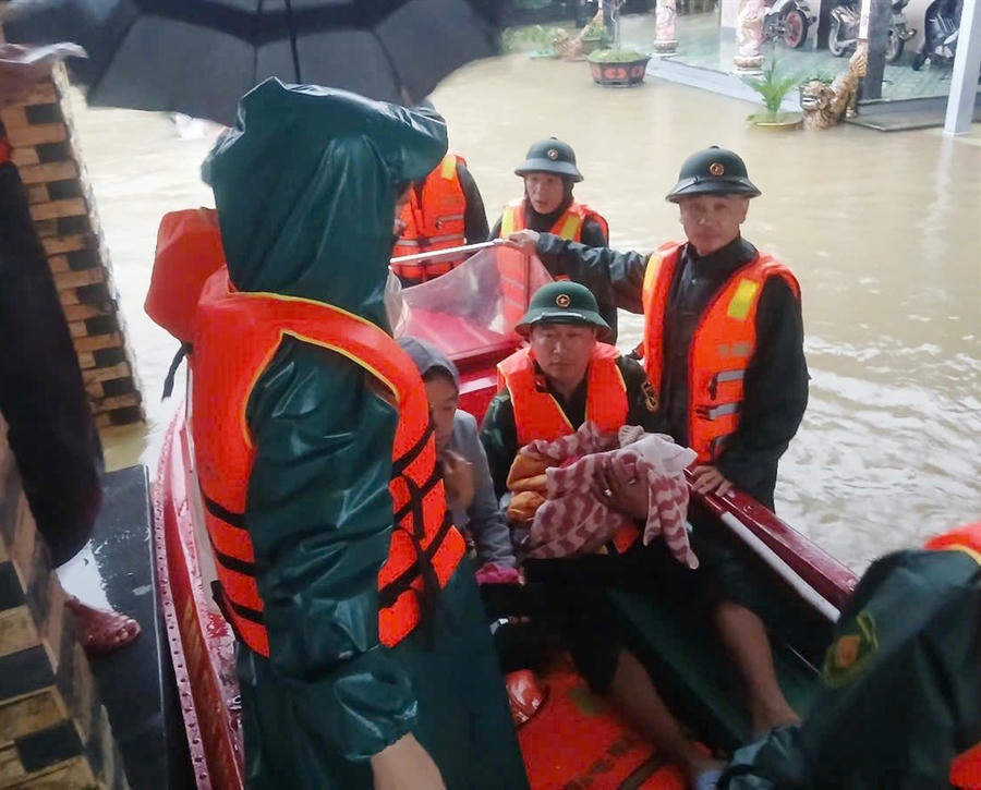 Ban Chỉ huy Phòng thủ khu vực 3 – Phú Lộc dùng ca nô đưa lực lượng y tế tiếp cận và hỗ trợ đưa thai phụ và em bé sau sinh ở thôn Quê Chữ, xã Lộc An về Trung tâm y tế xã Phú Lộc. (Ảnh: hue.gov.vn)