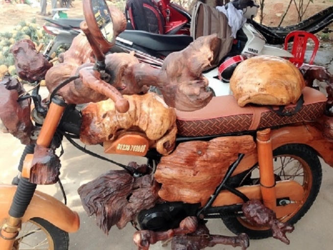 Cận cảnh chiếc xe máy có phần vỏ độ từ gỗ quý