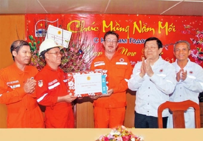 Chủ tịch nước Trương Tấn Sang trao quà Tết tặng cán bộ, nhân viên mỏ Bạch Hổ (Bà Rịa - Vũng Tàu). Ảnh: HOÀNG HẢI (TTXVN).