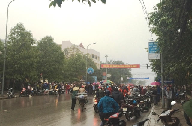 Giao thông tê liệt nhiều giờ vì người dân đứng tràn ra đường