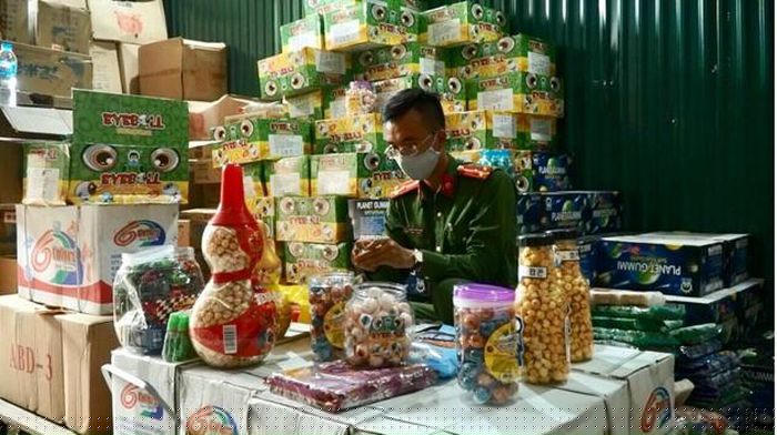 Khối lượng lớn hàng hoá bánh kẹo không rõ nguồn gốc bị thu giữ.