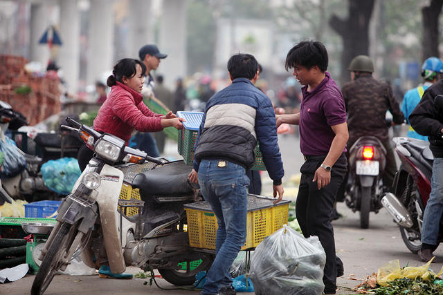 Đa phần đều rất nhanh tay dọn hàng lên các xe máy để thoát chạy cho nhanh.