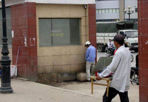 Nhắc nhở đi tiểu bậy, một người bị nhóm côn đồ chém trọng thương. Ảnh minh họa.
