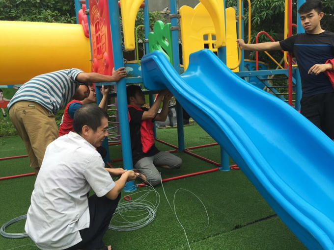 Tranh thủ lúc trời chưa mưa to, đội tình nguyện phường Nam Hà (thành phố Hà Tĩnh) đã giúp trường mầm non neo giữ chắc chắn các dụng cụ đồ chơi.