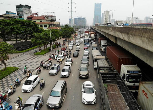 Đường Khuất Duy Tiến, đoạn nối Ngã tư Trần Duy Hưng – Đại Lộ Thăng Long đến đường Nguyễn Trãi, ô tô ùn ứ thành hàng dài.