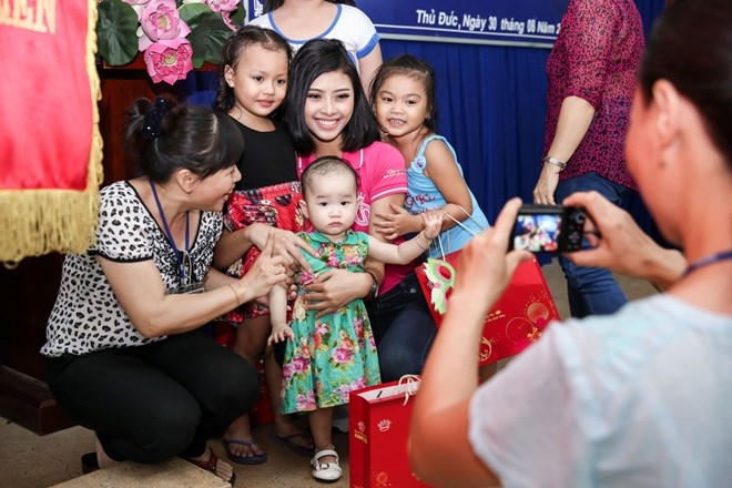 T&acirc;n Hoa hậu Đỗ Mỹ Linh vui Trung Thu sớm với trẻ em khuyết tật