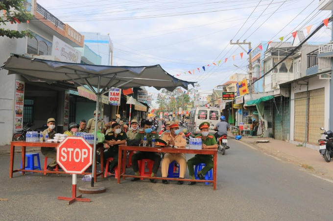 Các lực lượng an ninh, dân phòng túc trực 24-24 tại các chốt
