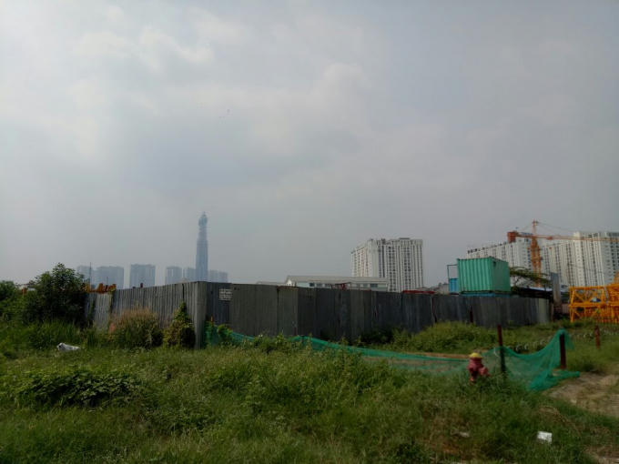 Phần đất tranh chấp đang được Cty Đông Tây rào chắn và quản lý