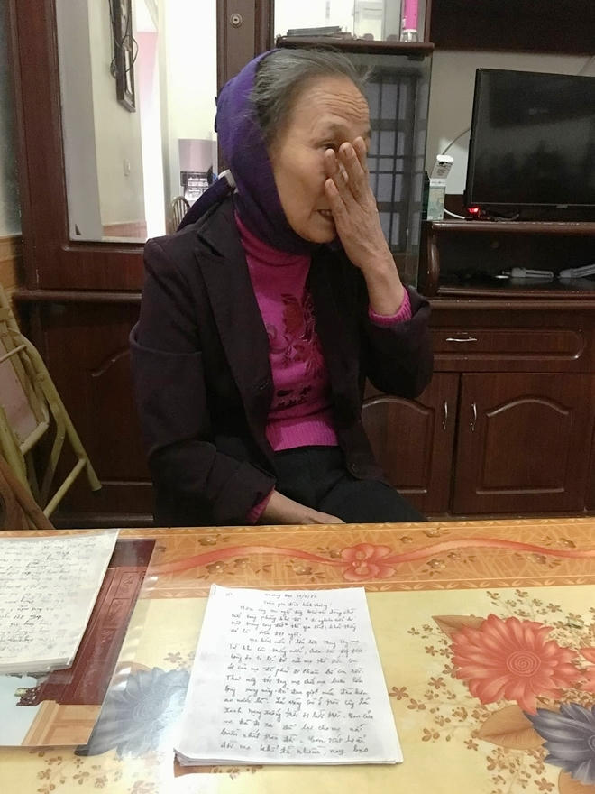 Bà Xơ bật khóc khi kể về lá thư của người chồng.