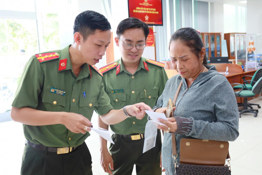 Thanh niên tình nguyện hỗ trợ người dân cài đặt và sử dụng hiệu quả các tiện ích trên ứng dụng VneID.