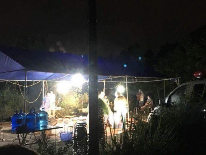 Lực lượng chức năng tiến hành khám nghiệm hiện trường vụ việc.