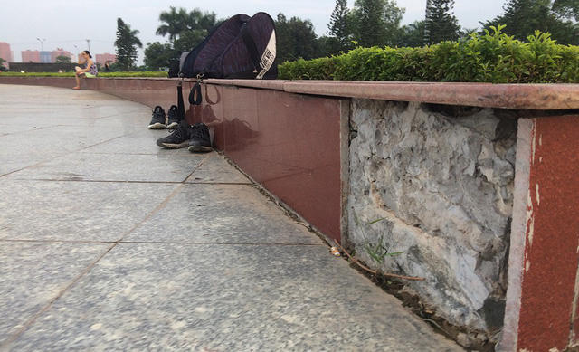 Đá ốp bồn hoa của công viên Hoà Bình bỏng tróc.