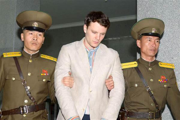 Sinh viên Otto Warmbier bị áp giải tới tòa án Triều Tiên năm 2016 (Ảnh: Yonhap)