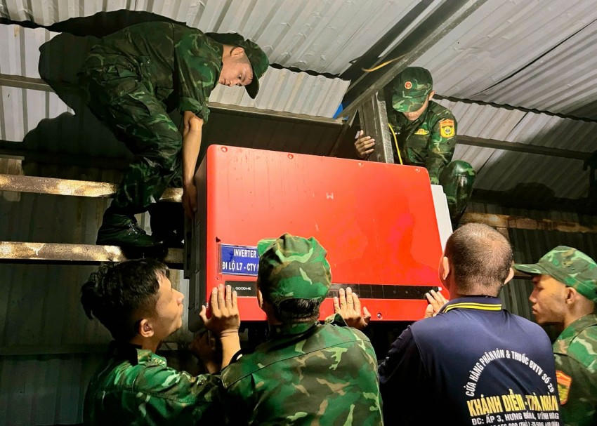 Lực lượng Biên phòng Bến Phố hỗ trợ chằng chống di dời tài sản. Ảnh: Luận Hoàn