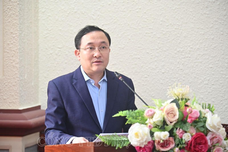 Đồng chí Phan Hồng Nguyên, Phó Cục trưởng Cục Phổ biến, giáo dục pháp luật báo cáo tại buổi Lễ. (Ảnh: moj.gov.vn)