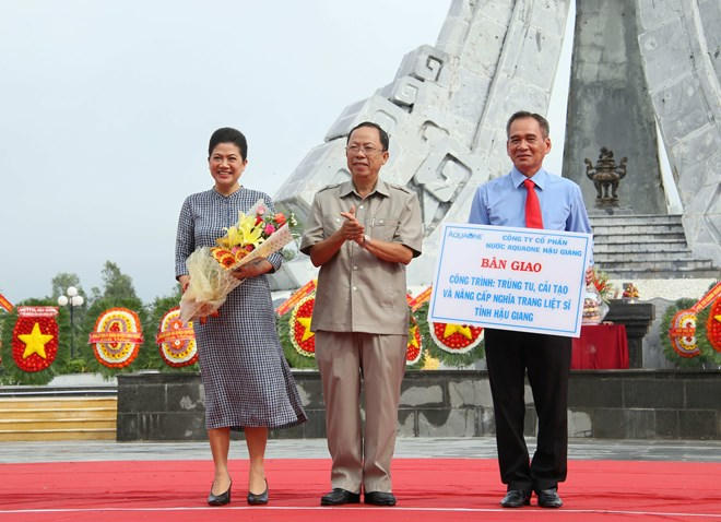 Lãnh sự Nam Phi tại TP HCM Đỗ Thị Kim Liên kiêm Chủ tịch HĐQT Công ty Cổ phần Nước Aquaone Hậu Giang trao bảng tượng trưng nghiệm thu, công nhận hoàn thành công trình nâng cấp, trùng tu Nghĩa trang Liệt sĩ tỉnh Hậu Giang.