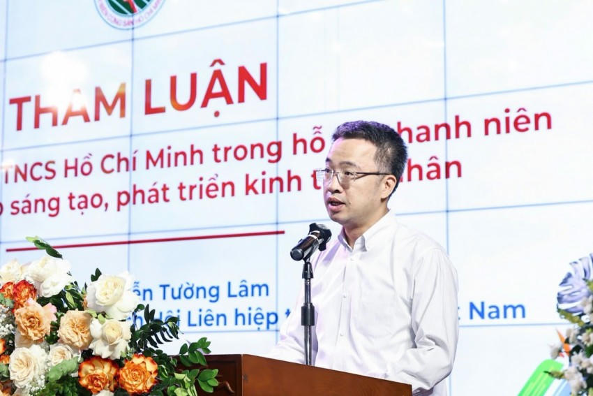 Ông Nguyễn Tường Lâm, Bí thư Trung Đoàn TNCS Hồ Chí Minh, Chủ tịch Hội Liên hiệp Thanh niên Việt Nam trình bày tham luận tại Hội thảo