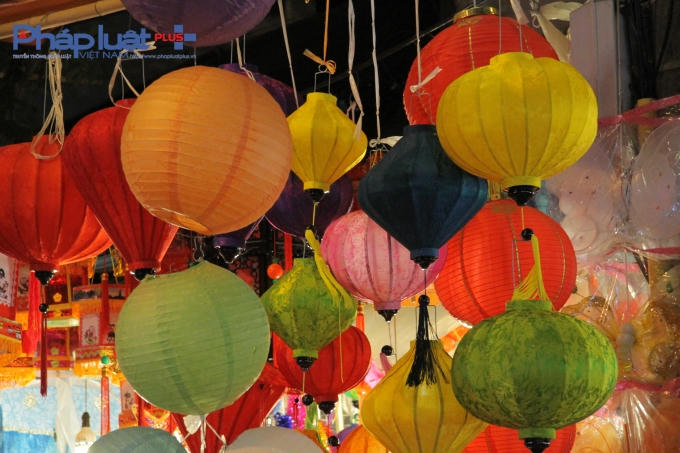 Năm nay, nhiều đồ chơi có xuất xứ từ Việt Nam như đèn lồng, đèn ông sao, trống, ... được mọi người chú ý mua nhiều hơn