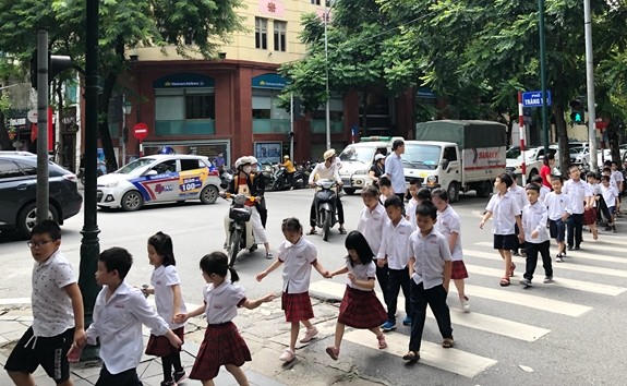 Trẻ em dưới 7 tuổi, khi đi qua đường, trẻ em phải có người lớn dẫn dắt. Điều này nhằm bảo vệ trẻ em khỏi những nguy hiểm có thể xảy ra khi tự mình tham gia giao thông. (Ảnh minh họa)