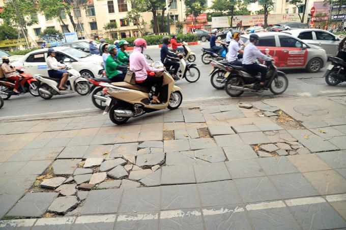 Mỗi khi xe máy chạy trên vỉa hè, những miếng gạch ốp vỉa bị bung lên kêu bôm bốp, vỡ tung tóe