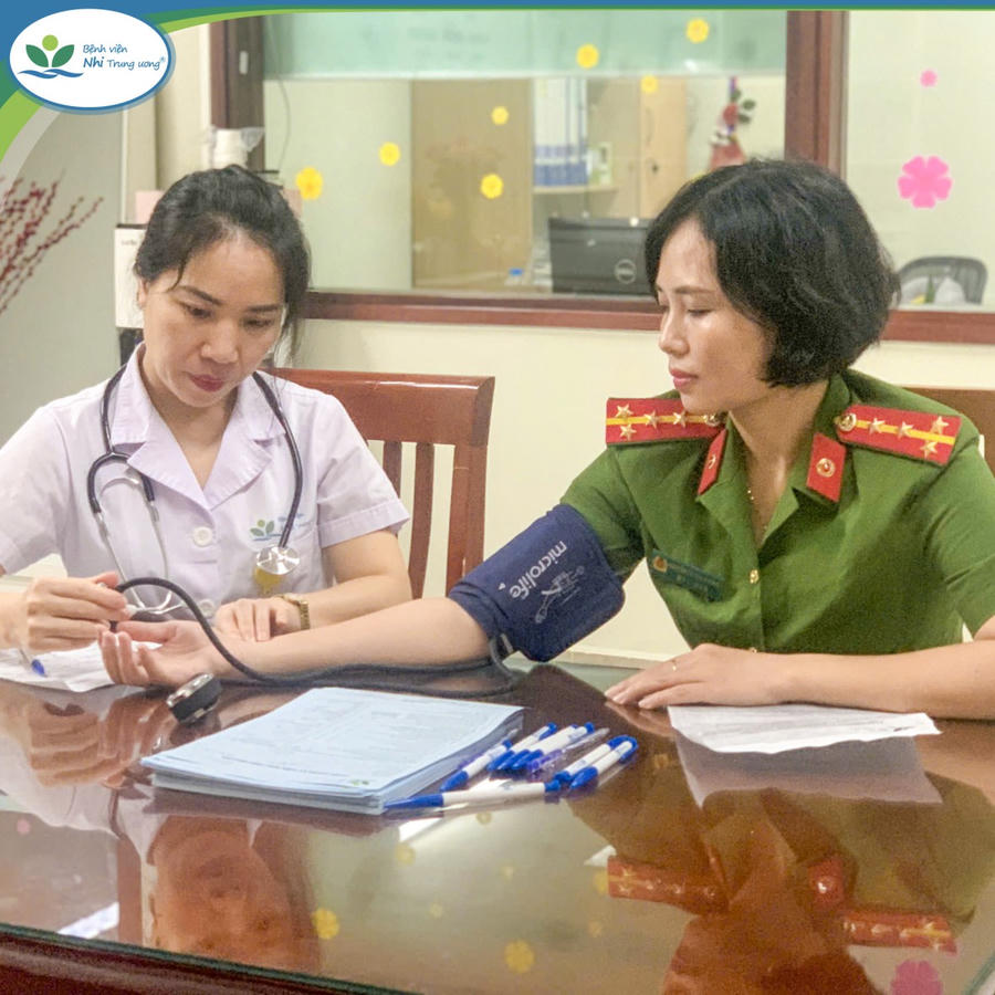Hình ảnh đẹp về người chiến sỹ Công an nhân dân - luôn sẵn sàng vì nhân dân phục vụ, vì sự sống của người bệnh.