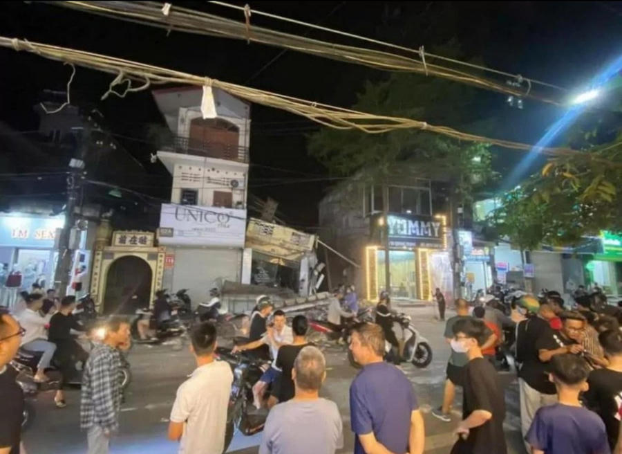 Căn nhà 3 tầng đổ sập do hàng xóm đào móng