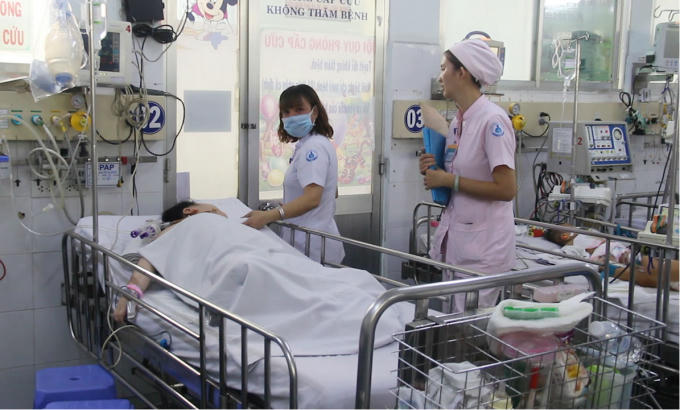 Cứ mỗi một lúc, các bác sĩ sẽ đi kiểm tra tình hình sức khỏe từng bé.