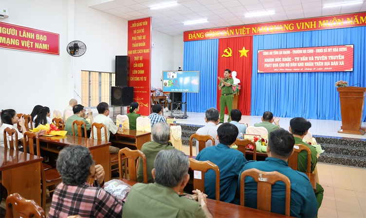 Tiến sĩ, Trung tá Nguyễn Đình Nhựt, giảng viên Trường Đại học Cảnh sát nhân dân tuyên truyền kỹ năng phòng chống các thủ đoạn lừa đảo trên không gian mạng