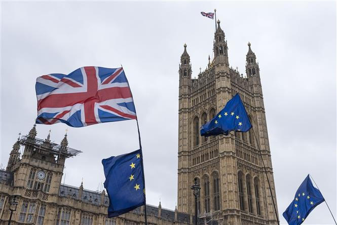 Cờ EU (phải) và quốc kỳ Anh (trái, phía trên) bên ngoài tòa nhà Quốc hội Anh ở London ngày 6/3/2019. Ảnh: THX/TTXVN