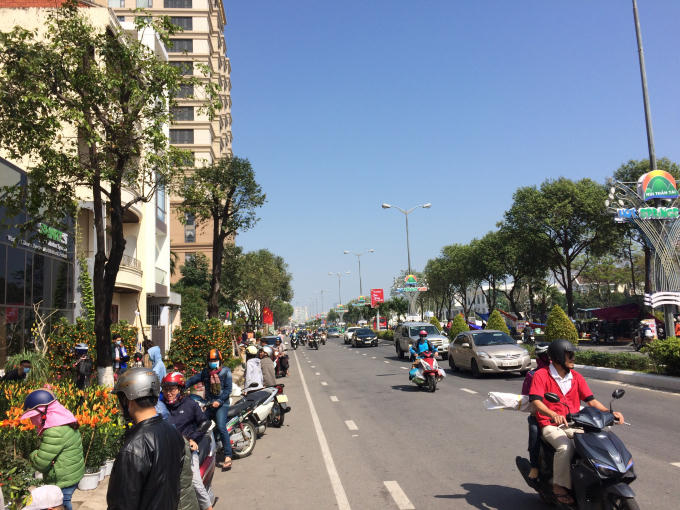 Đường hoa trên đường 2/9 rộn ràng người qua lại vào sáng 30 Tết.