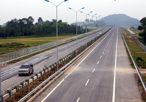 Đường cao tốc Cầu Giẽ - Ninh Bình trong ngày thông xe. Ảnh: Huy Hùng /TTXVN.