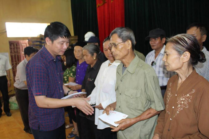 Ông Nguyên Thanh Hải, Chủ tịch CLB FC Báo chí Phú Thọ tại Hà Nội trao quà cho các hộ dân bị ảnh hưởng bởi cơn bão số 3 tại xã Sơn Hùng, huyện Thanh Sơn.