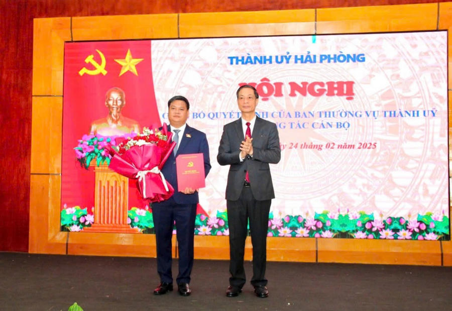 Ông Đỗ Mạnh Hiến, Phó Bí thư Thường trực Thành ủy Hải Phòng trao quyết định của Ban Thường vụ Thành ủy chuẩn y chức vụ Phó Bí thư Quận ủy An Dương đối với ông Lương Thế Quý.