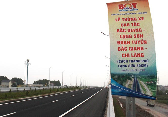 Tại lễ thông xe ngày 29/9/2019, nhà đầu tư và Bộ GTVT ghi rõ: “Thông xe cao tốc Bắc Giang – Lạng Sơn, đoạn tuyến Bắc Giang – Chi Lăng” (đây là lễ thông xe chính thức không phải thông xe kỹ thuật), nhưng sau hơn 10 ngày diễn ra sự kiện này, dự án vẫn vắng phương tiện qua lại.