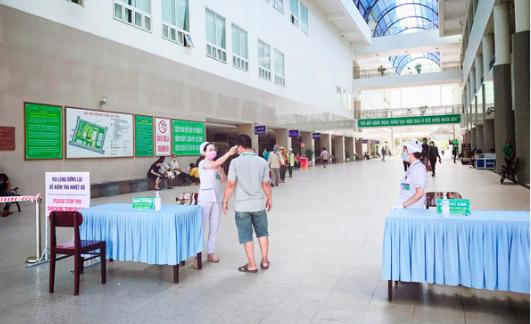 Hai bàn khám sàng lọc được đặt tại sảnh đón tiếp