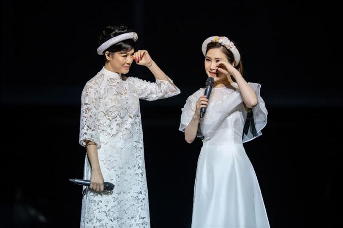  Trên sân khấu là chị em nhưng ngoài đời Hương Tràm gọi Thu Phương là “mẹ”, bởi tuổi của cô nhỏ hơn con trai của Thu Phương 