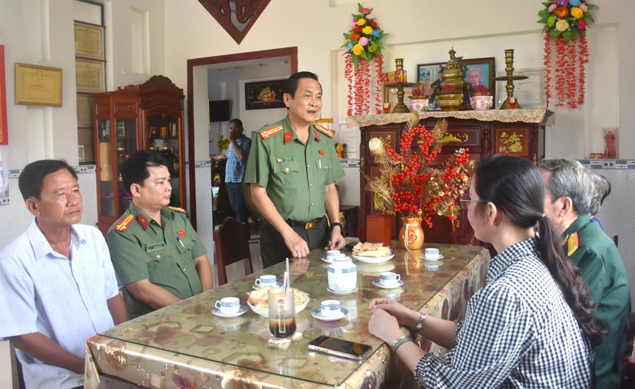 Đại tá Hồ Việt Triều - Ủy viên Ban Thường vụ Tỉnh ủy, Bí thư Đảng ủy, Giám đốc Công an tỉnh Cà Mau, ân cần thăm hỏi và chúc mừng các đảng viên nhận Huy hiệu Đảng.