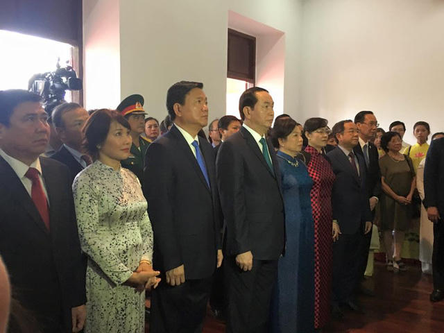 Chủ tịch nước cùng phu nhân, các vị lãnh đạo và kiều bảo tưởng niệm Chủ tịch Hồ Chí Minh.