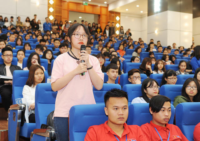 Thí sinh đặt câu hỏi trong ngày hội tư vấn.