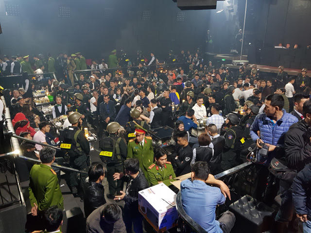 Vào thời điểm công an kiểm tra, quán bar Vegas có 262 khách và nhân viên.