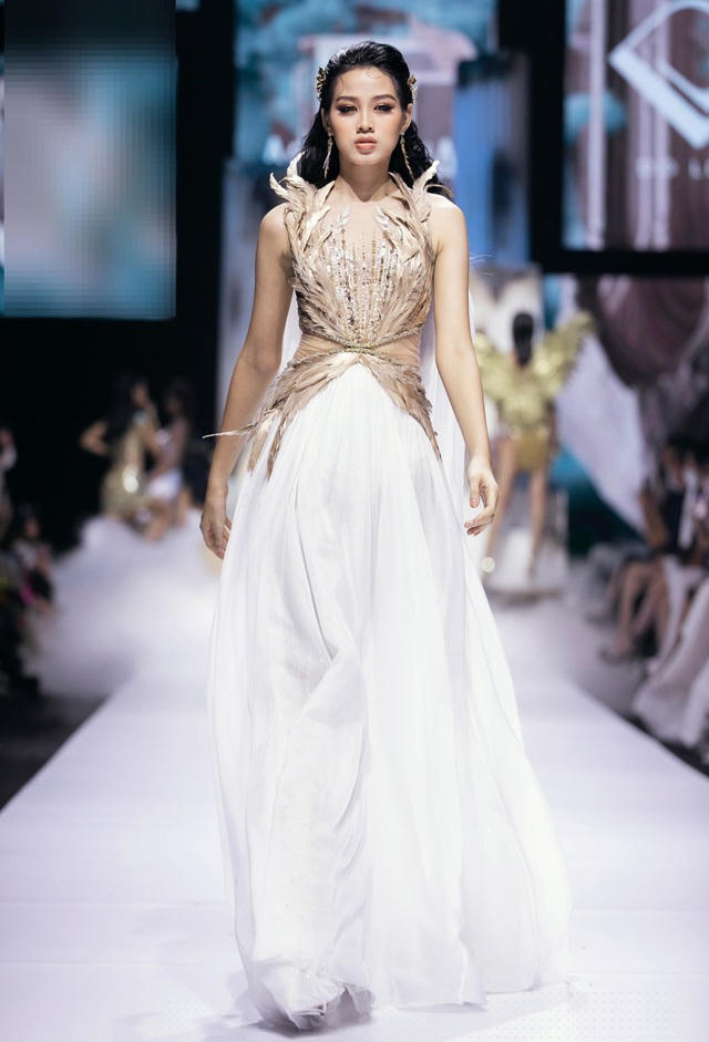 Ngoài các sự kiện giải trí, Hoa hậu Đỗ Hà còn trở thành gương mặt mới trên sàn catwalk, trình diễn trong khuôn khổ Việt Nam International Fashion Week.