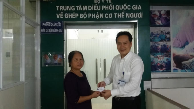 Bà Cấn Thị Ngần nhận tấm thẻ đăng ký hiến tạng tại Trung tâm Điều phối Quốc gia về ghép bộ phận cơ thể người.