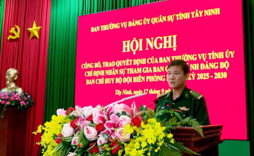 Đại tá Dương Văn Dược - Ủy viên Ban Thường vụ Đảng ủy Quân sự tỉnh, Phó Chính ủy Bộ CHQS tỉnh kiêm Chính ủy Ban Chỉ huy BĐBP phát biểu tại hội nghị. Ảnh: Quân Thảo