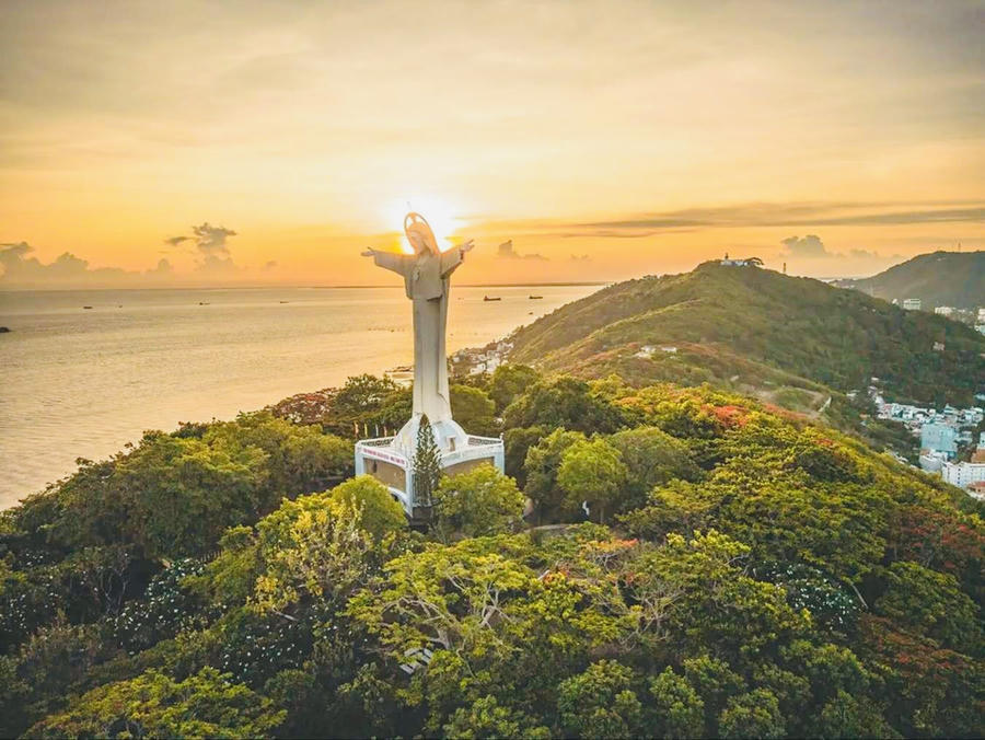 Tọa lạc trên núi Tao Phùng cao 176m so với mực nước biển.